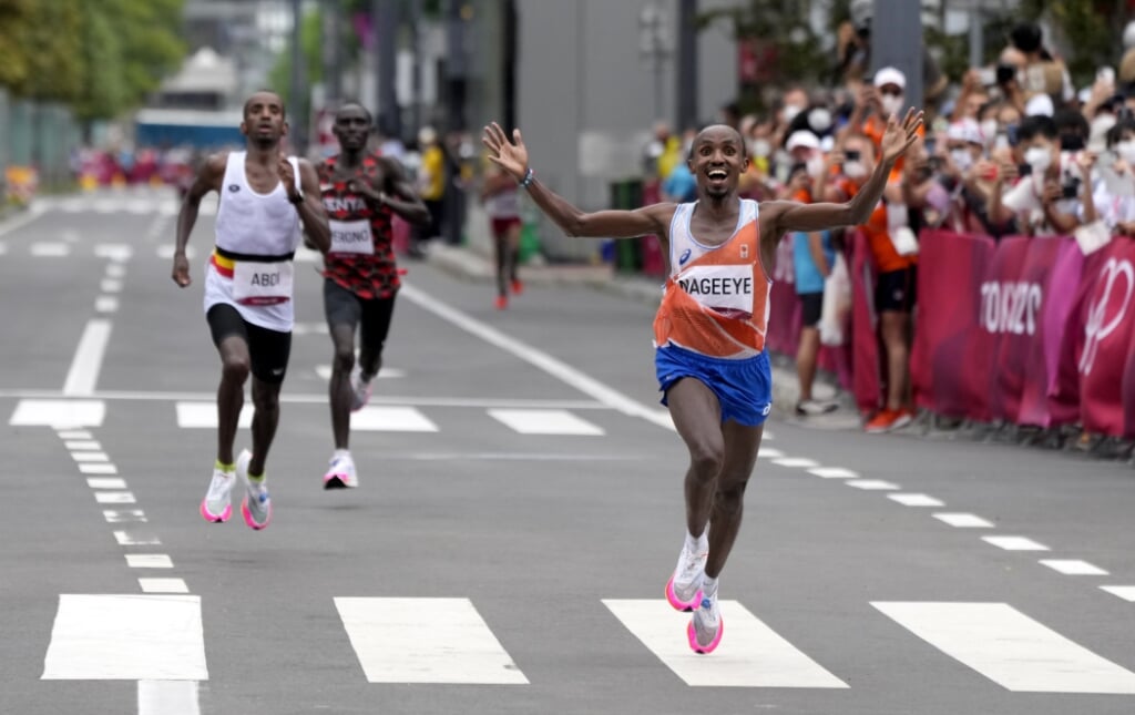 Abdi Nageeye komt juichend als tweede over de streep na de marathon in Sapporo.
