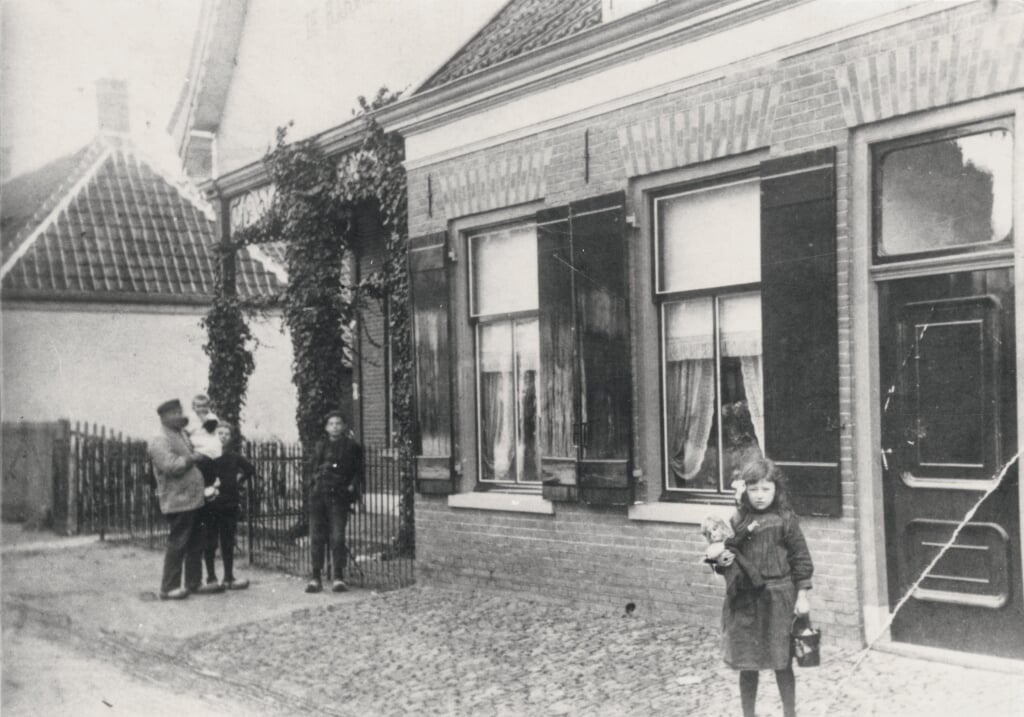 Ingang van de Harmonie tussen Versseveld en het huis van Van de Wetering.