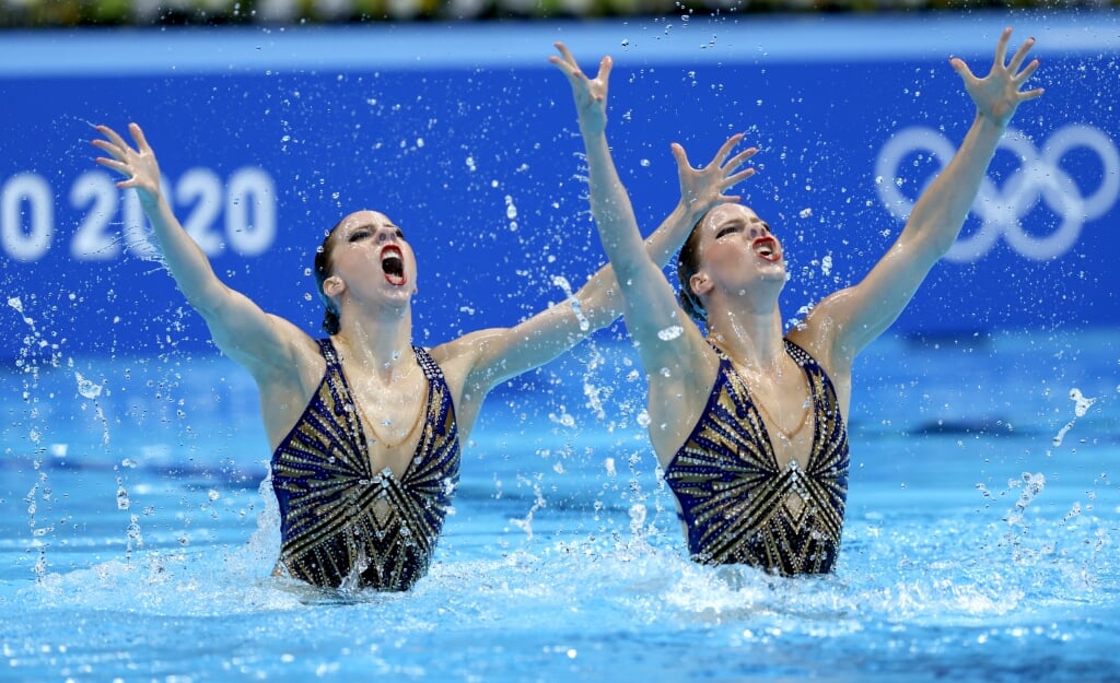 2021-08-04 19:43:20 epa09394253 Noortje de Brouwer and Bregje de Brouwer of the Netherlands perform during the Duet Free Routine Final of the Artistic Swimming events of the Tokyo 2020 Olympic Games at the Tokyo Aquatics Centre in Tokyo, Japan, 04 August 2021.  EPA/PATRICK B. KRAEMER