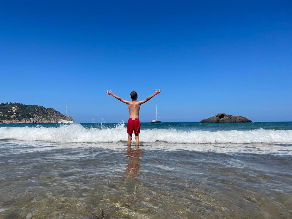 ,,Dit is onze zoon Matz de Groot (11 jaar) op Ibiza! Alsof ie wil zeggen.......EINDELIJK VAKANTIE!" 