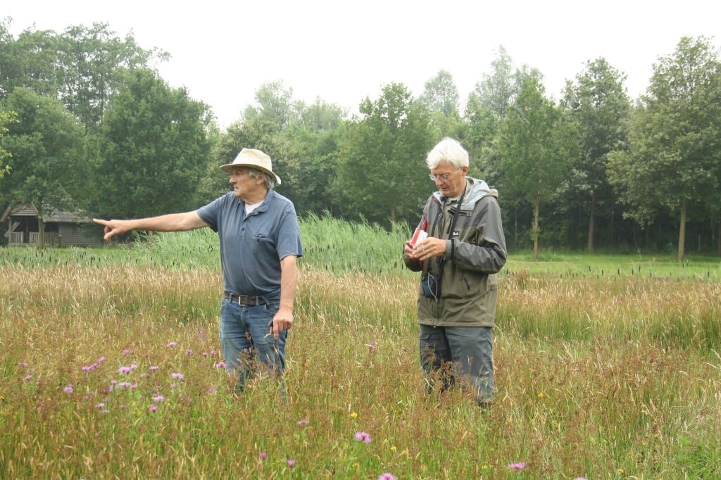 Kees Tolboom en Arie van den Bremer bekijken de verspreiding van diverse soorten.