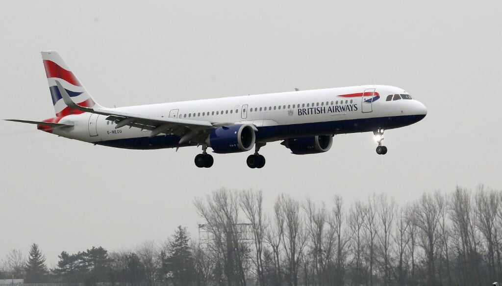 2020-12-17 15:12:53 epa08899046 A British Airways aircraft prepares for landing at Henry Coanda International Airport in Otopeni, 20 Km north from Bucharest, Romania, 17 December 2020 (issued 22 December 2020). Romania has stopped all flights to and from Britain due to the spreading of a new Coronavirus mutation. Travellers coming from Great Britain are send into quarantine. The flight cancellation applies for a period of 14 days starting from 21 December. Other countries that have suspended flights are: Austria, Bulgaria, Belgium, Italy, Poland, the  Netherlands, Norway and Switzerland.  EPA/ROBERT GHEMENT
