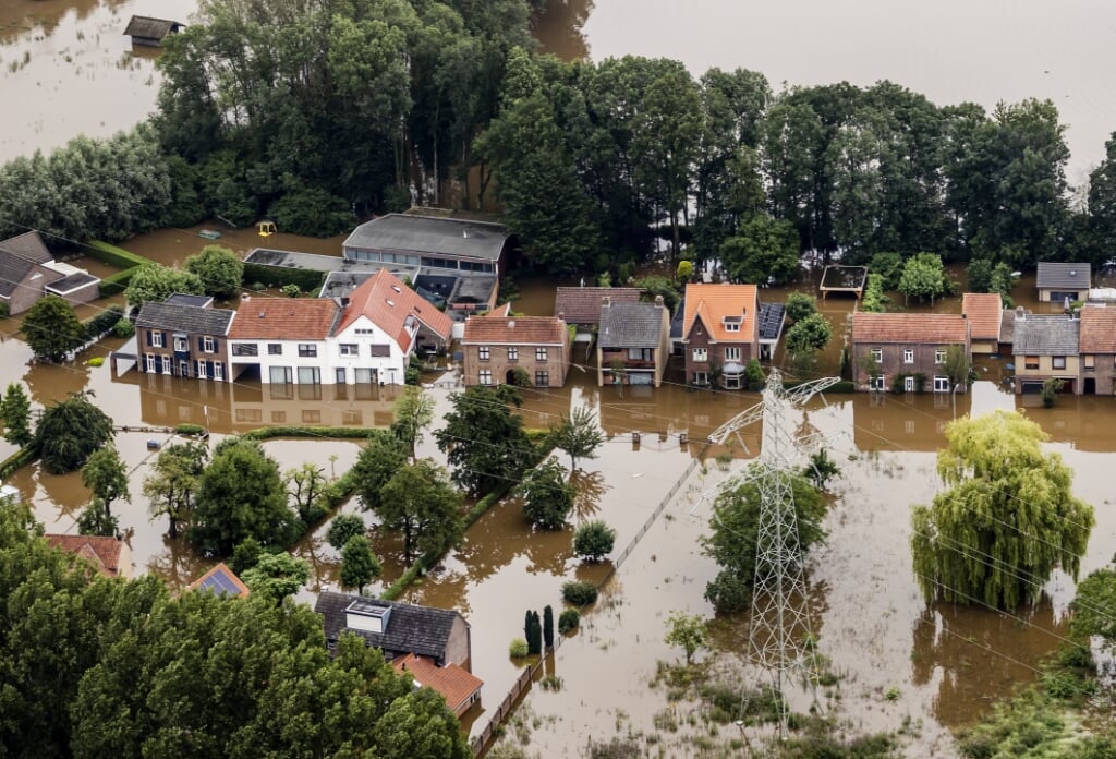 2021-07-16 15:10:13 WESTBROEK - Luchtfoto van het gebied rond Westbroek waar een dijk aan het Julianakanaal is doorgebroken. Hierdoor kwam het gebied deels onder water te staan. ANP REMKO DE WAAL