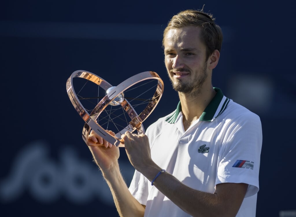 2021-08-15 18:01:02 epa09415889 Daniil Medvedev of Russia holds the trophy after defeating Reilly Opelka of the US in the final of the National Bank Open men's tennis tournament in Toronto, Canada, 15 August 2021.  EPA/WARREN TODA