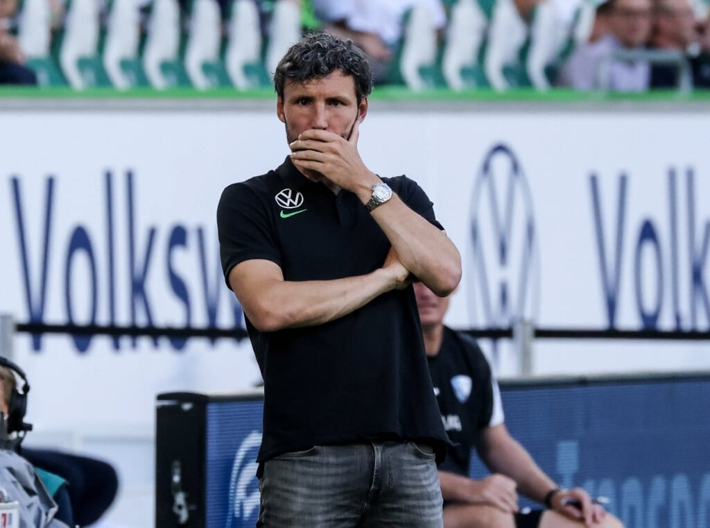 Wolfsburg is uit het bekertoernooi gezet na een wisselfout van trainer Van Bommel. 