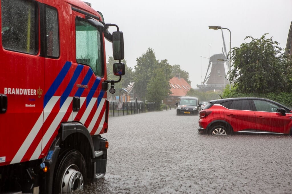 2021-08-22 00:00:00 WOUDSEND - Wateroverlast in het Friese Woudsend. Bij de meldkamer van de hulpdiensten in Friesland komen veel meldingen van wateroverlast binnen. Dat komt door hevige regenval. ANP CAMJO MEDIA