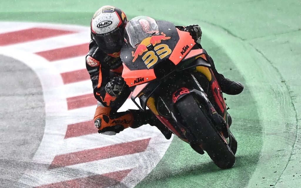 2021-08-15 14:00:25 epaselect epa09415122 South African MotoGP rider Brad Binder of Red Bull KTM Factory Racing, who won the race, in action during the Motorcycling Grand Prix of Austria at the Red Bull Ring in Spielberg, Austria, 15 August 2021.  EPA/CHRISTIAN BRUNA