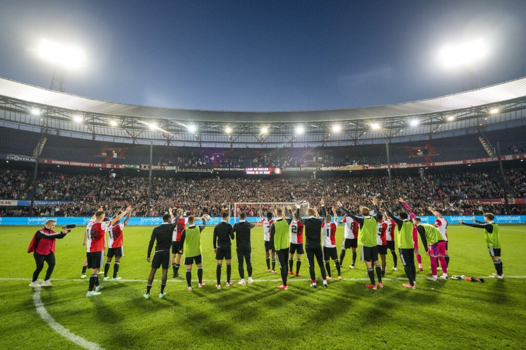 Spelers van Feyenoord vieren feest in De Kuip. 