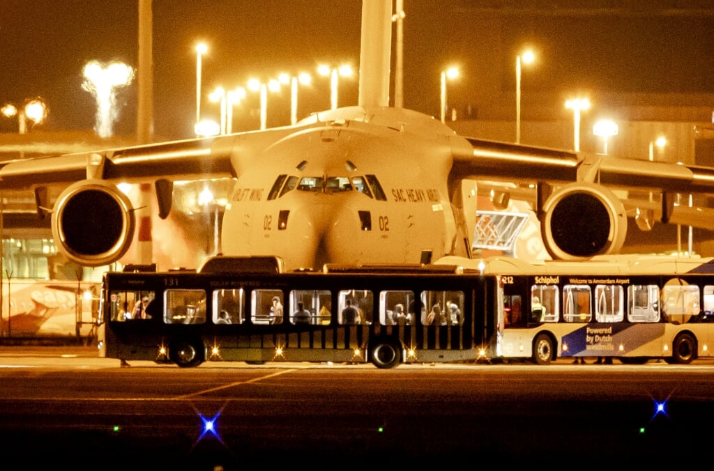 Het eerste vliegtuig met 35 Nederlandse evacuees uit Afghanistan tijdens de landing op Schiphol. 