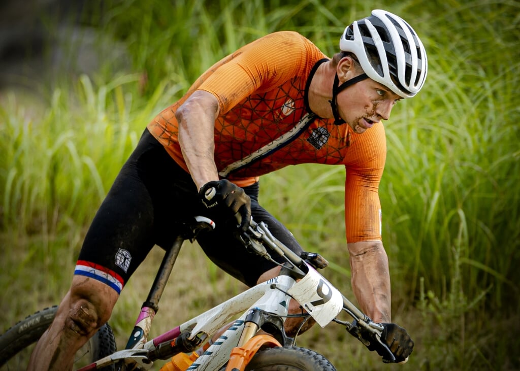 2021-07-26 08:52:23 IZU - Mathieu van der Poel in actie op de cross country mountainbike op het Izu MTB Course tijdens de Olympische Spelen van Tokio. ANP ROBIN VAN LONKHUIJSEN