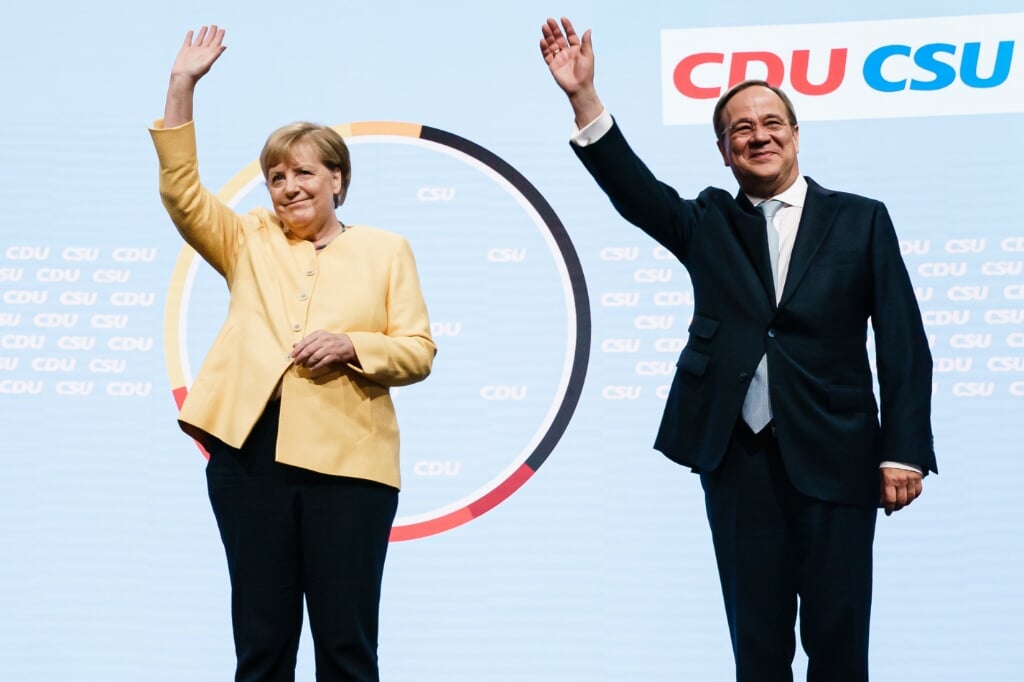 Angela Merkel (links) uit haar vertrouwen in beoogd opvolger Armin Laschet (rechts).