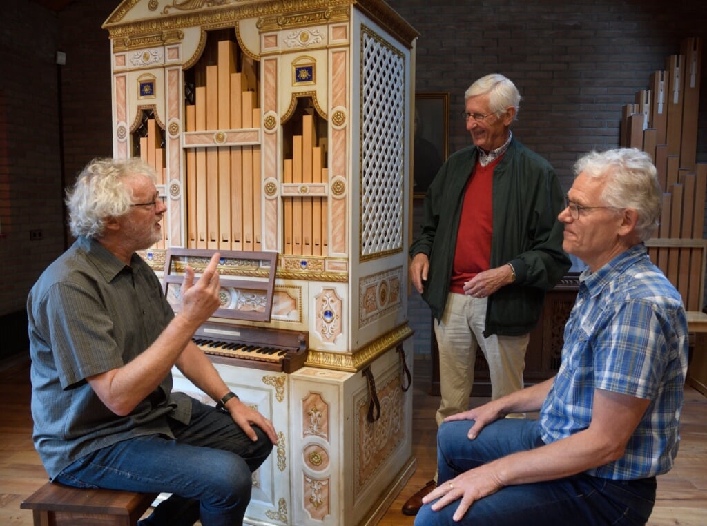Organist Krijn Koetsveld, parochiaan Wim Burgering en orgelbouwer Henk Klop bij het Monteverdi-orgel.