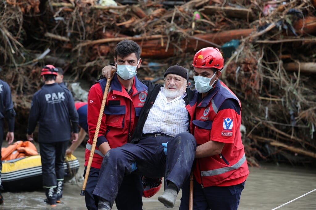 Reddingswerkers helpen een oudere man uit zijn benarde positie in Kastamonu.  