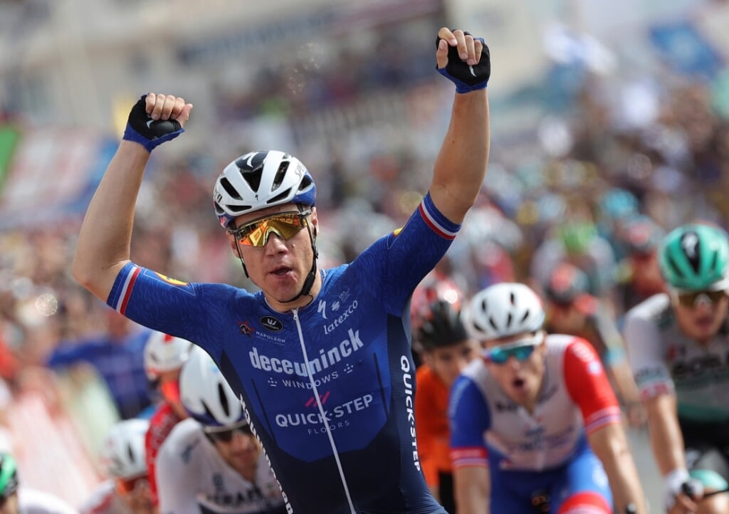 Fabio Jakobsen juicht na zijn tweede ritzege in de Vuelta.