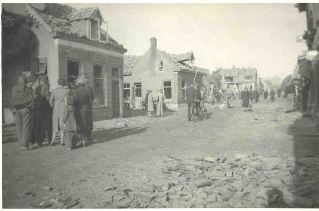 Uitleg na de ontploffing van de Poort. Links hiernaast stond de winkel van De Smit.