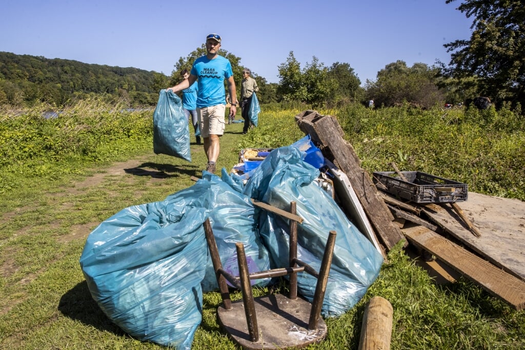 2021-08-14 11:19:26 EIJSDEN - Vrijwilligers verzamelen afval uit het natuurgebied Eijsder Beemden dat is achtergebleven na de grote overstroming. De opruimactie wordt georganiseerd door Maas Cleanup. ANP VINCENT JANNINK