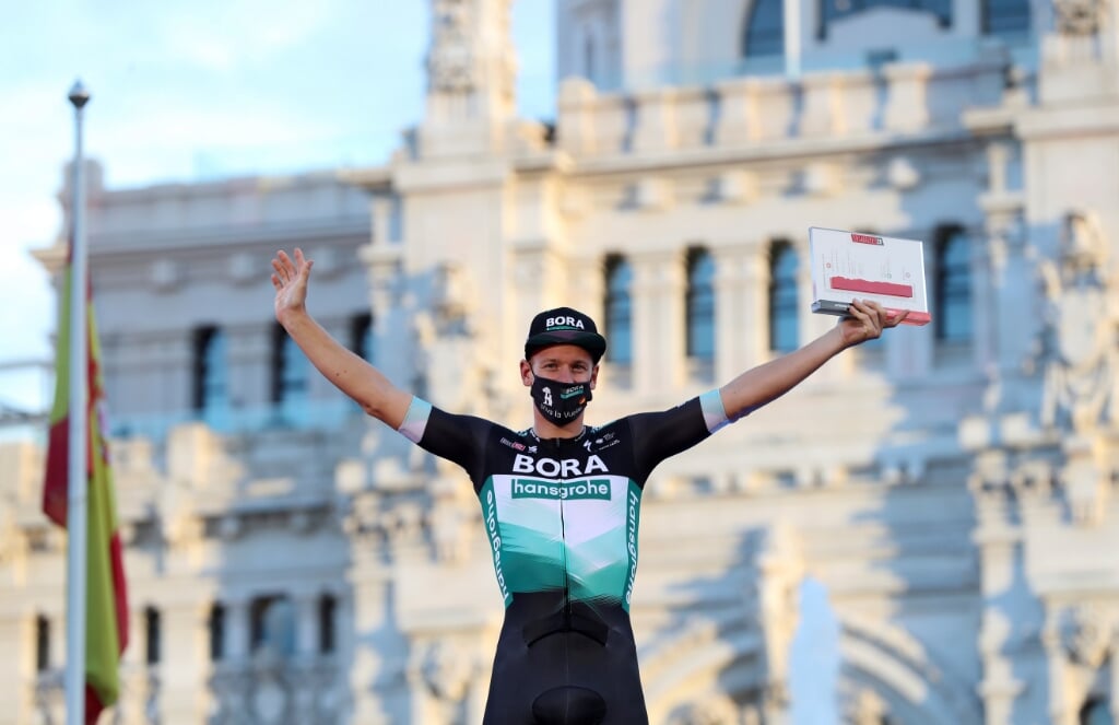 2020-11-08 08:39:43 epa08808351 German rider Pascal Ackermann of Bora-Hansgrohe team celebrates on the podium after winning the 18th and final stage of the Vuelta a Espana 2020 cycling race, over 139.6 km from La Zarzuela horse racecourse to Madrid, Spain, 08 November 2020.  EPA/KIKO HUESCA