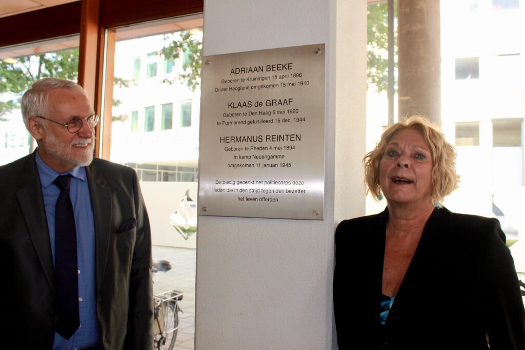  Cees Beeke en Christa Beeke bij de nieuwe plaquette. 
