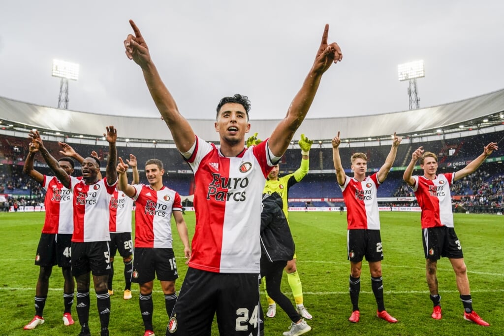De spelers van Feyenoord, met Naoufal Bannis op de voorgrond, vieren de overwinning op Atlético Madrid.