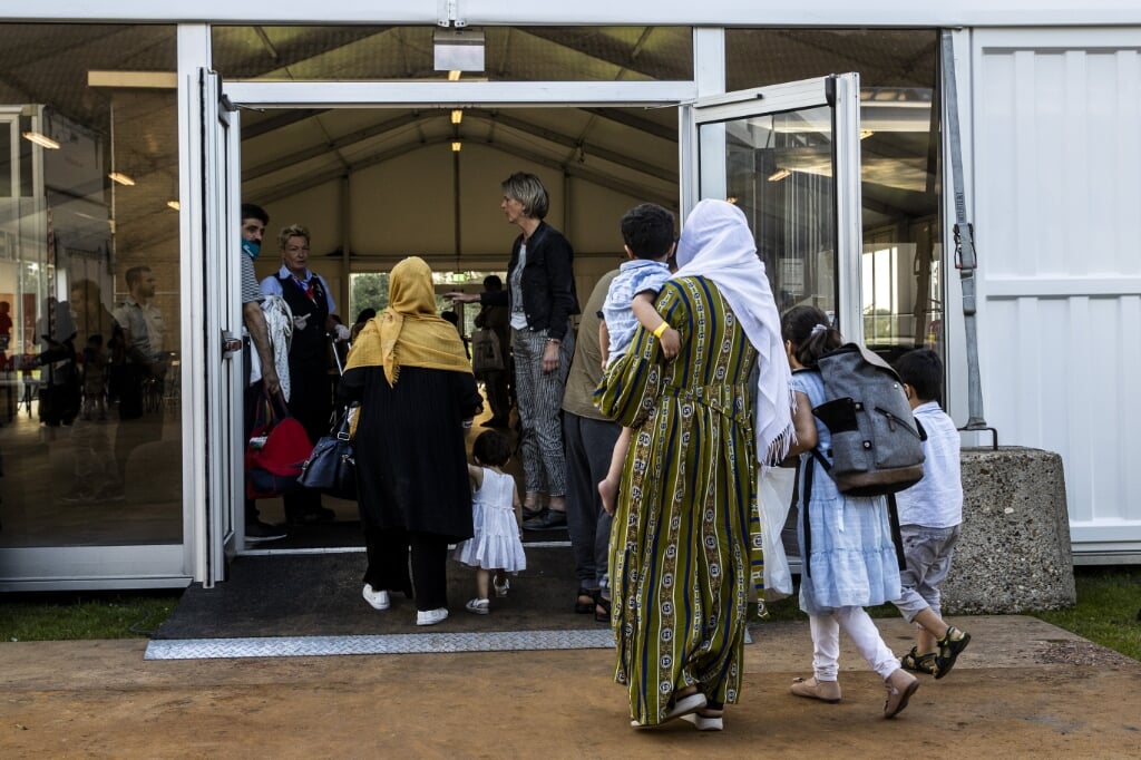 Afghaanse vluchtelingen in het noodopvangcentrum in Zoutkamp.