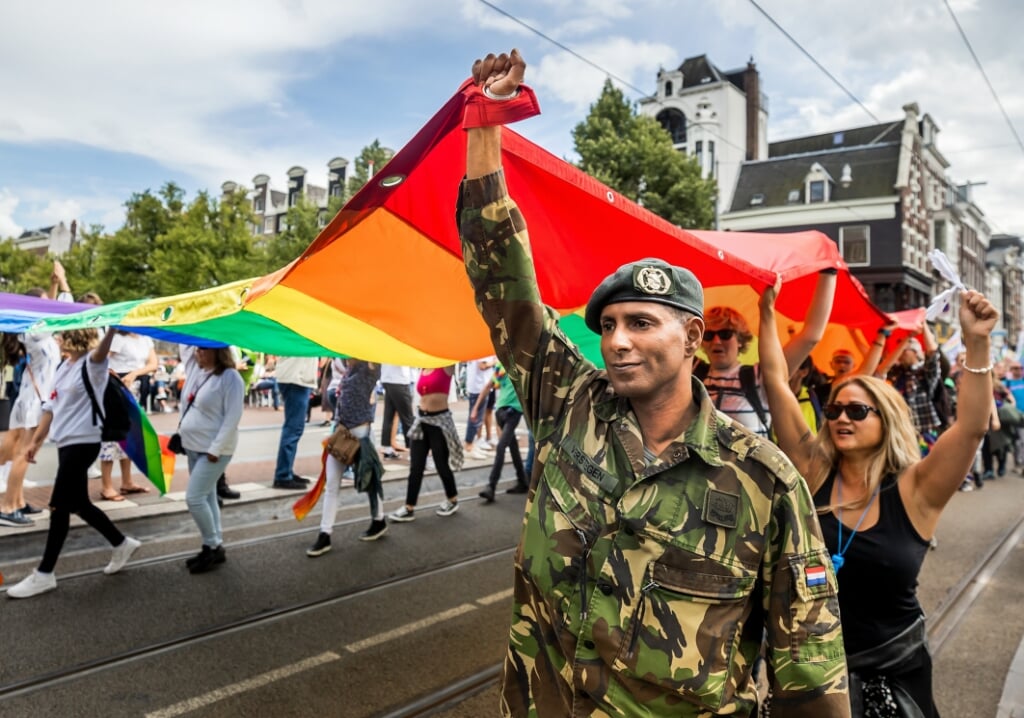 2021-08-07 15:17:02 AMSTERDAM - Deelnemers tijdens de Pride Walk Amsterdam. Het is een van de weinige grotere evenementen tijdens deze editie van Pride Amsterdam, waarvan het programma dit jaar opnieuw sober is vanwege corona. ANP REMKO DE WAAL