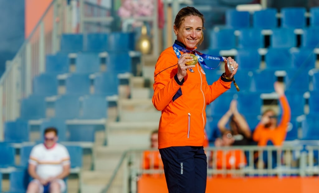 Wielrenster Annemiek van Vleuten met haar gouden plak bij het Olympic Festival. 