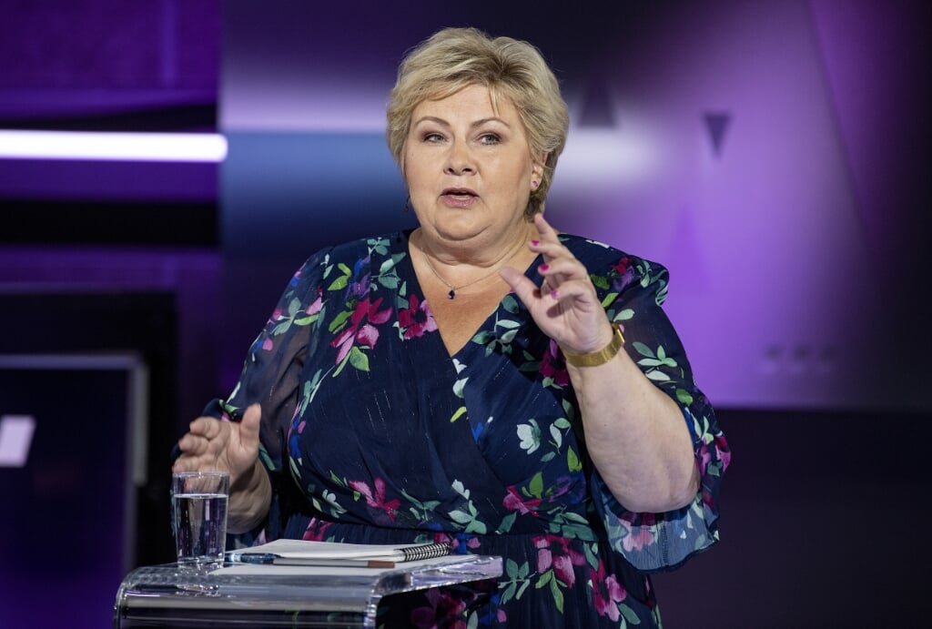 De Noorse premier  Erna Solberg kondigt haar aftreden aan na de verkiezingsnederlaag.