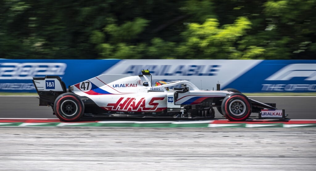 De Duitse Formule 1-coureur Mick Schumacher in zijn Haas-bolide.