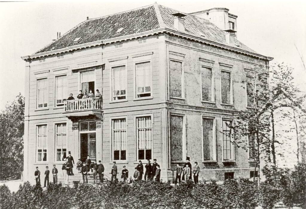 G.J. Kapteyn kondigde begin april 1871 aan dat hij zijn kostschool ging sluiten. Dat hield overigens niet in dat de school verdween, want Kapteyn werd opgevolgd door W.R. Kreiken.