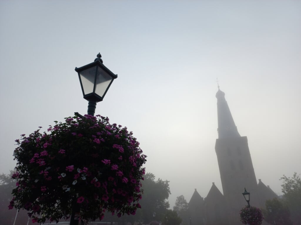 De toren van de Oude Kerk doemde vorige week zaterdagmorgen als een silhouet op in de mist, typerend voor deze tijd van het jaar. Vastgelegd door Gerwin van Luttikhuizen.