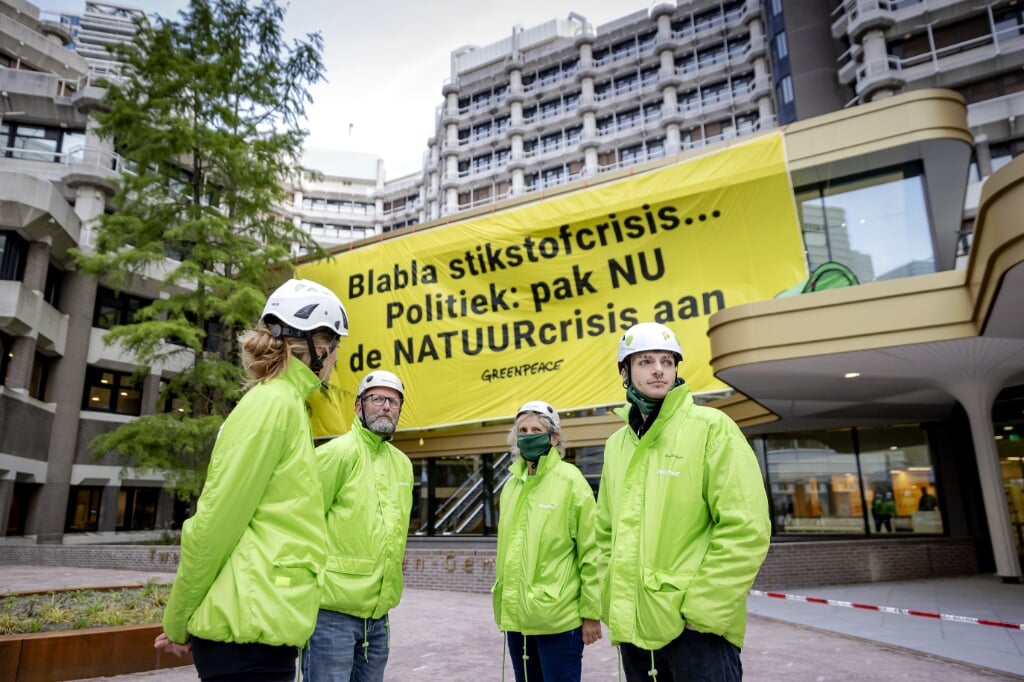 2021-09-14 07:55:51 DEN HAAG - Activisten van Greenpeace hebben het tijdelijke gebouw van de Tweede Kamer in Den Haag beklommen. Ze vragen met hun actie aandacht voor de natuurschade die wordt veroorzaakt door stikstof. ANP ROBIN LONKHUIJSEN