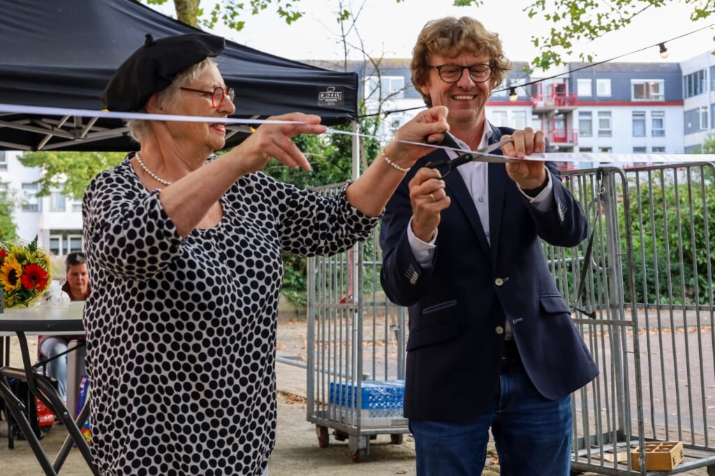Lucy Groos en wethouder Jan Overweg openen de gerenoveerde Jeu de Boulesbaan