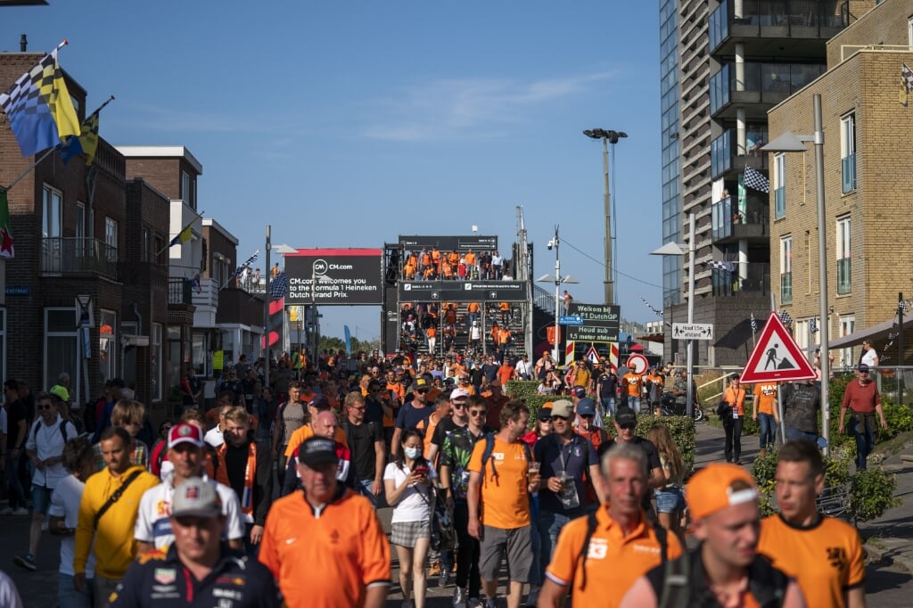 2021-09-05 17:09:21 ZANDVOORT - Racenfans keren na de race huiswaarts. Voor het eerst sinds 36 jaar werd op circuit Zandvoort de Formule 1-wedstrijd Dutch Grand Prix Zandvoort gereden. ANP JEROEN JUMELET