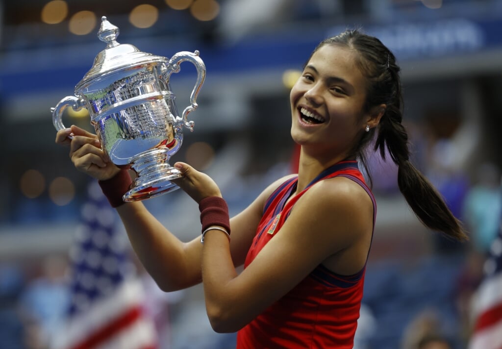 2021-09-11 18:36:15 epa09462834 Emma Raducanu of Great Britain celebrates with the championship trophy after defeating Lelyah Fernandez of Canada to win the women's final match on the thirteenth day of the US Open Tennis Championships at the USTA National Tennis Center in Flushing Meadows, New York, USA, 11 September 2021. The US Open runs from 30 August through 12 September.  EPA/JOHN G. MABANGLO