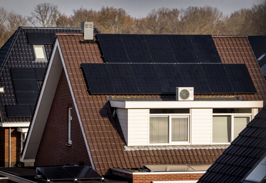 2020-11-25 12:11:54 HEILOO - Zonnepanelen op een huis in een woonwijk. ANP KOEN VAN WEEL