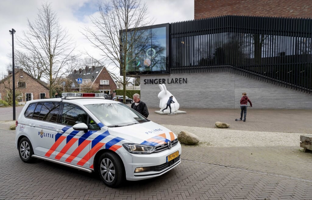2020-03-30 15:59:43 epa08332337 A police car stands in front of the building of the Singer Laren museum in Laren, The Netherlands, 30 March 2020, after a painting by Vincent van Gogh was stolen from the Singer Laren museum. The canvas paining 'Spring Garden, the rectory garden in Nuenen in the spring of 1884' was stolen overnight Monday 30 March 2020. The painting was on loan from the Groninger Museum.  EPA/ROBIN VAN LONKHUIJSEN