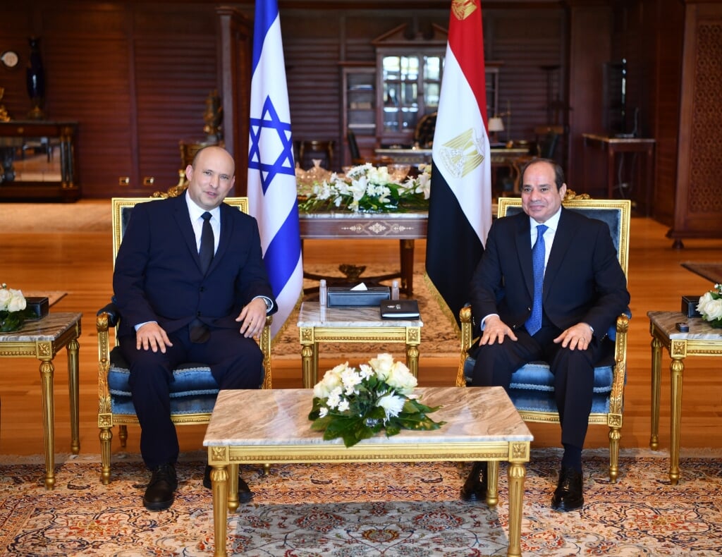 De Israëlische premier Naftali Bennett (links) en de Egyptische president Abdel Fattah al-Sisi. 