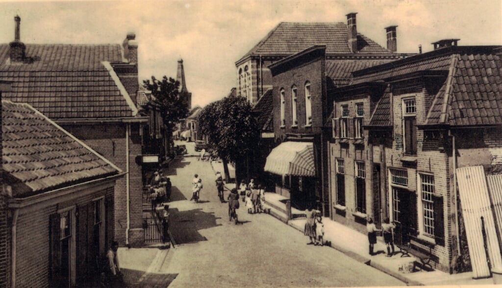 Een prachtige foto van dit gedeelte van de Langstraat met rechts het pand van de familie Kap en links de firma De Heus.
