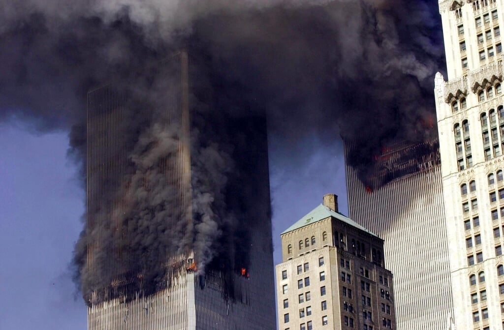 De Twin Towers van het World Trade Center in New York kort na de aanslag met twee vliegtuigen op 11 september 2001.