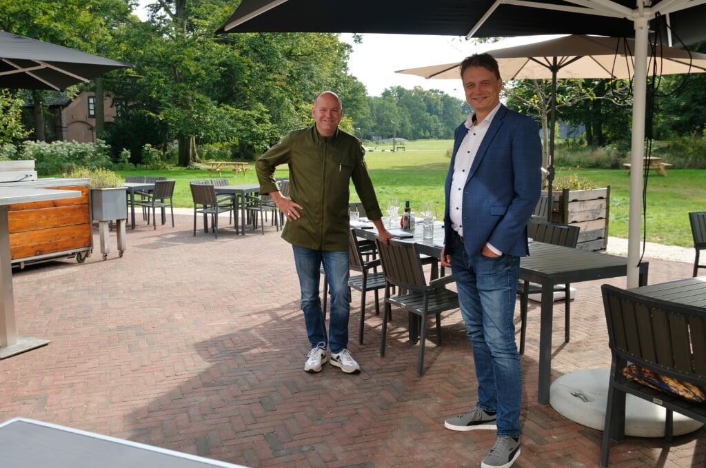 Eric van Veluwen en Tom de Beer ontvangen graag gasten uit de Heuvelrug op het terras.