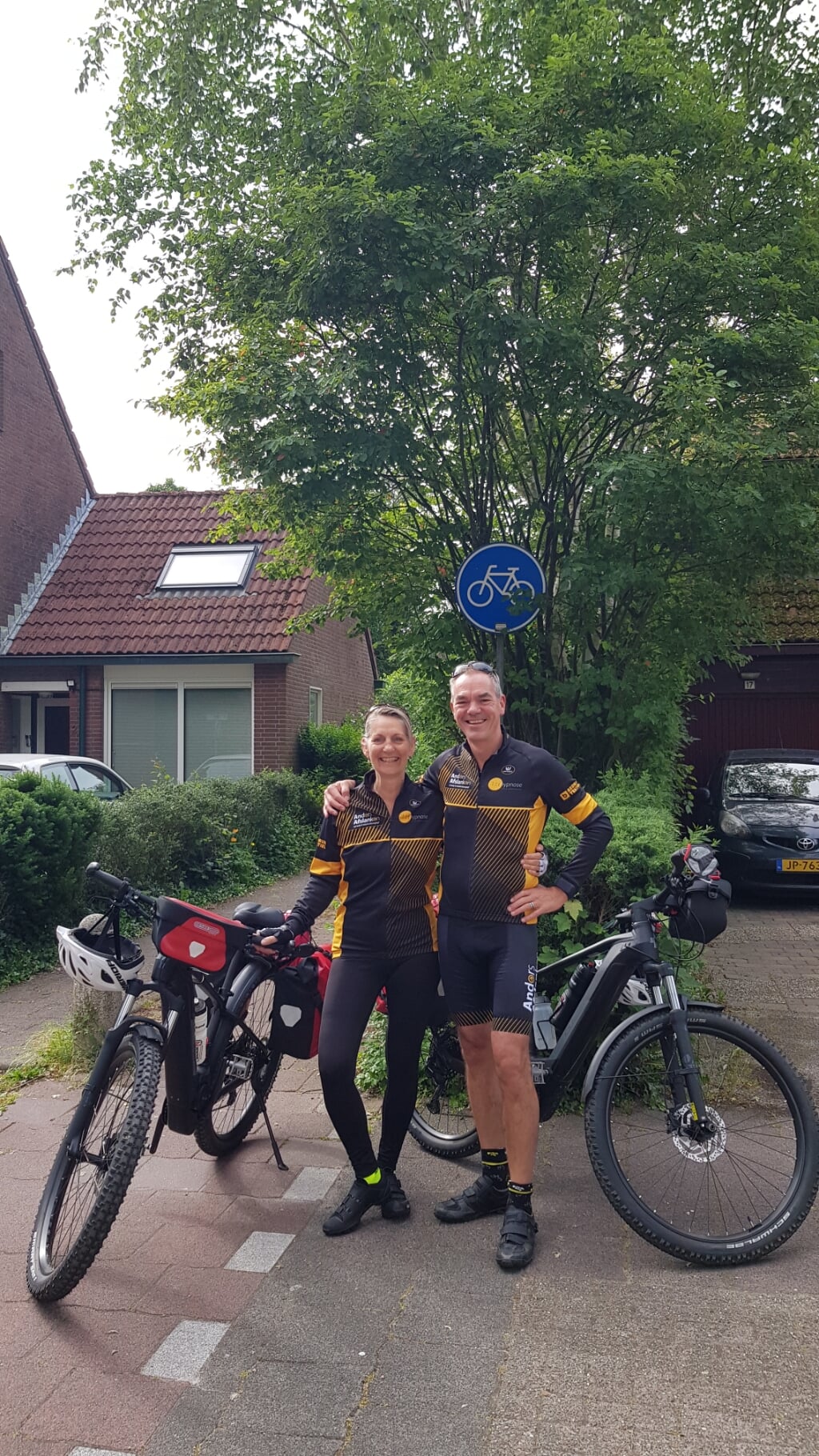 Annemiek: 'Speciaal voor de reis hebben we fietskleding laten maken met het logo van mijn bedrijf in Leusden.'