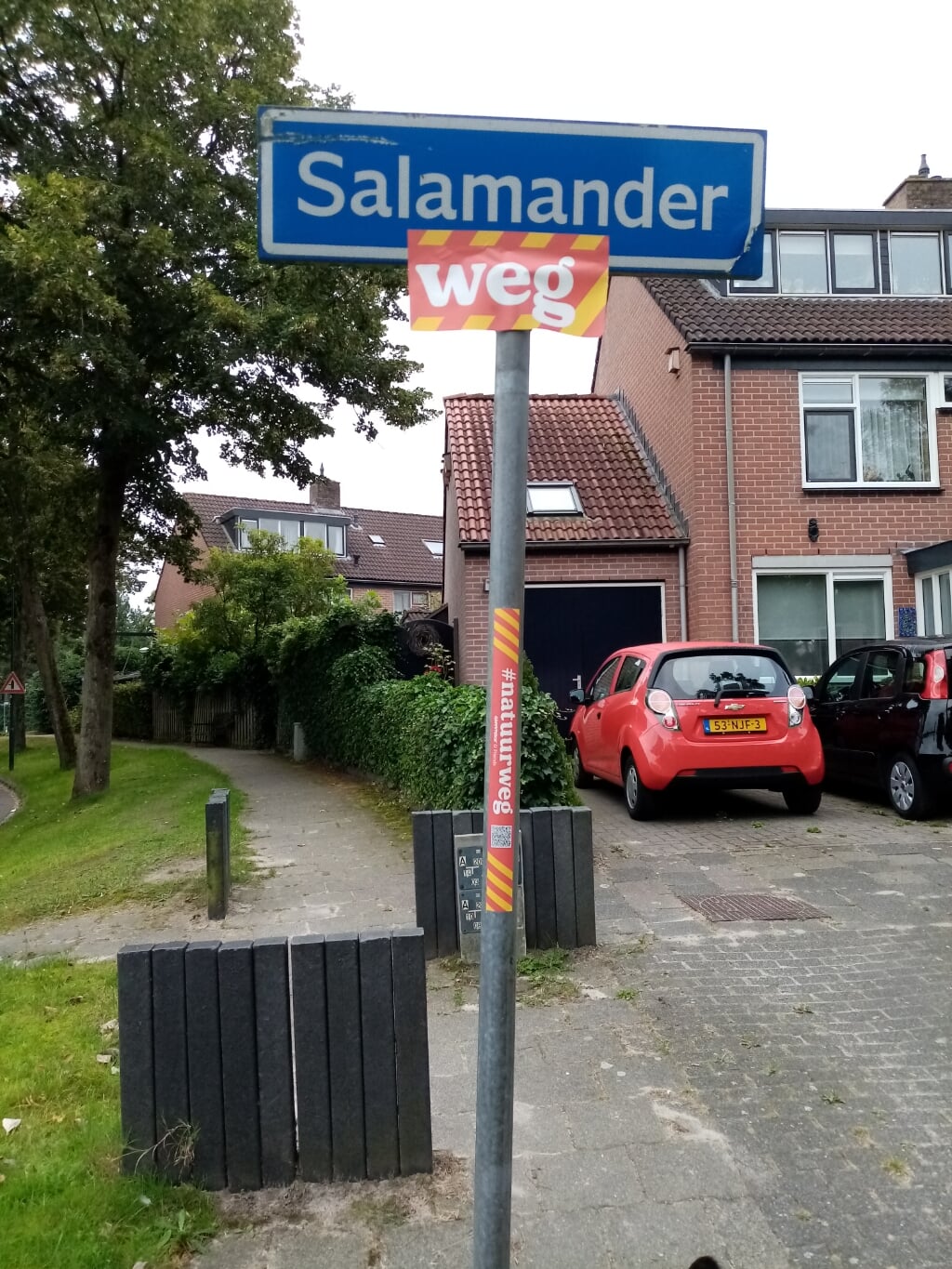 Een van de aangepaste straatnaamborden: de Salamander.