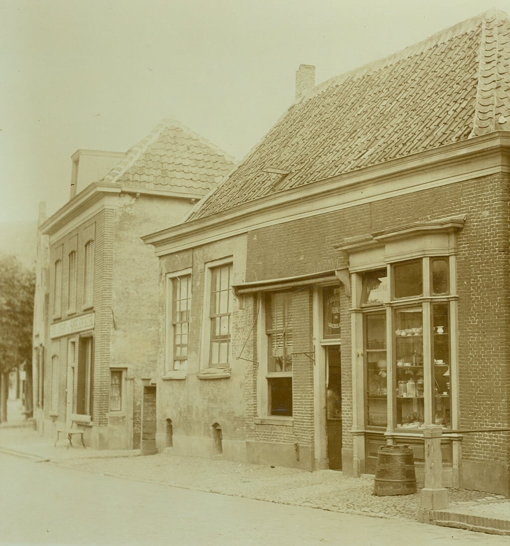 Links het oude pand aan de Langstraat waarin de drukkerij en uitgeverij werd gevestigd (thans de herenmodezaak van Soels).
