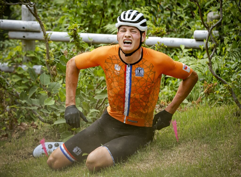 Mathieu van der Poel bij zijn val tijdens de Spelen in Tokio.