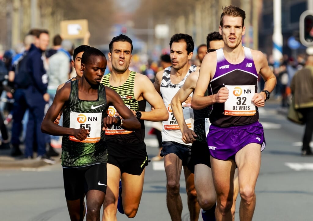 Khalid Choukoud (derde van links) gaat voor zijn tweede Nederlandse titel.