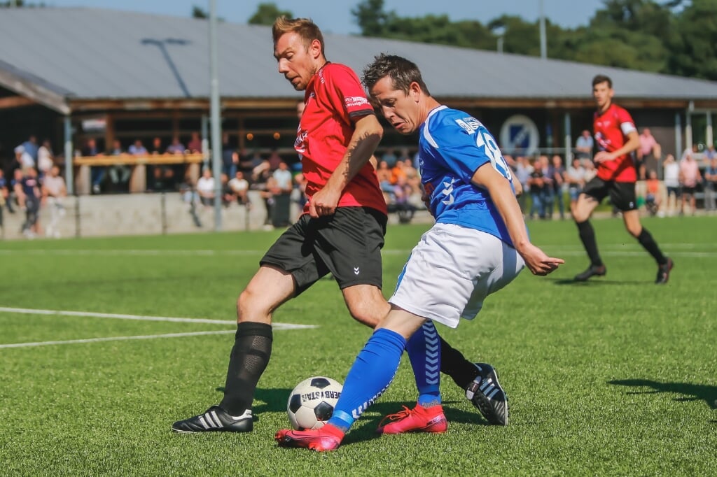 Marco van Rooijen (voorgrond) stopt met de actieve voetbalsport.