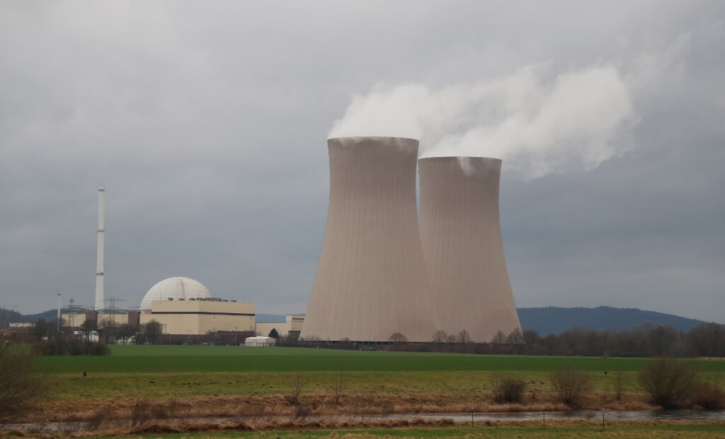 2021-12-30 13:19:42 epa09660537 The Grohnde Nuclear Power Plant (Kerncentrale Grohnde - KGW) in Emmerthal, northern Germany, 30 December 2021. The power plant, mainly owned by PreussenElektra, is one of three German nuclear power plants that will be decommissioned on 31 December 2021.  EPA/FOCKE STRANGMANN