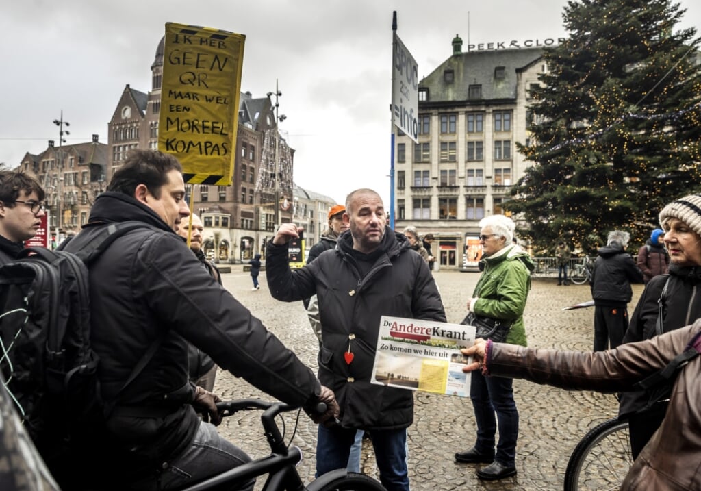 2022-01-05 13:19:38 AMSTERDAM - Nederland in Verzet-leider Michel Reijinga tijdens een demonstratie op de Dam. De actiegroep protesteert drie dagen lang tegen het coronabeleid van de overheid. ANP REMKO DE WAAL