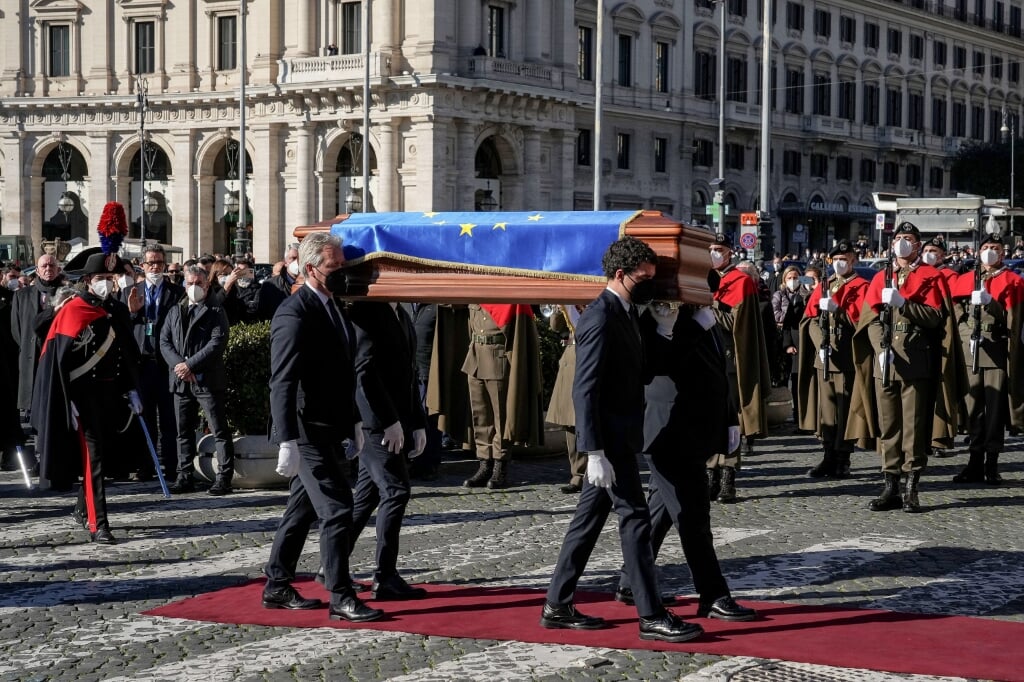 2022-01-14 12:04:00 epa09684738 The coffin of late president of the European Parliament  David Sassoli, accompanied by six carabinieri in ceremonial uniform, is carried inside the Basilica of Santa Maria degli Angeli e dei Martiri, during the State funeral in Rome, Italy, 14 January 2022.  EPA/ALESSANDRO DI MEO