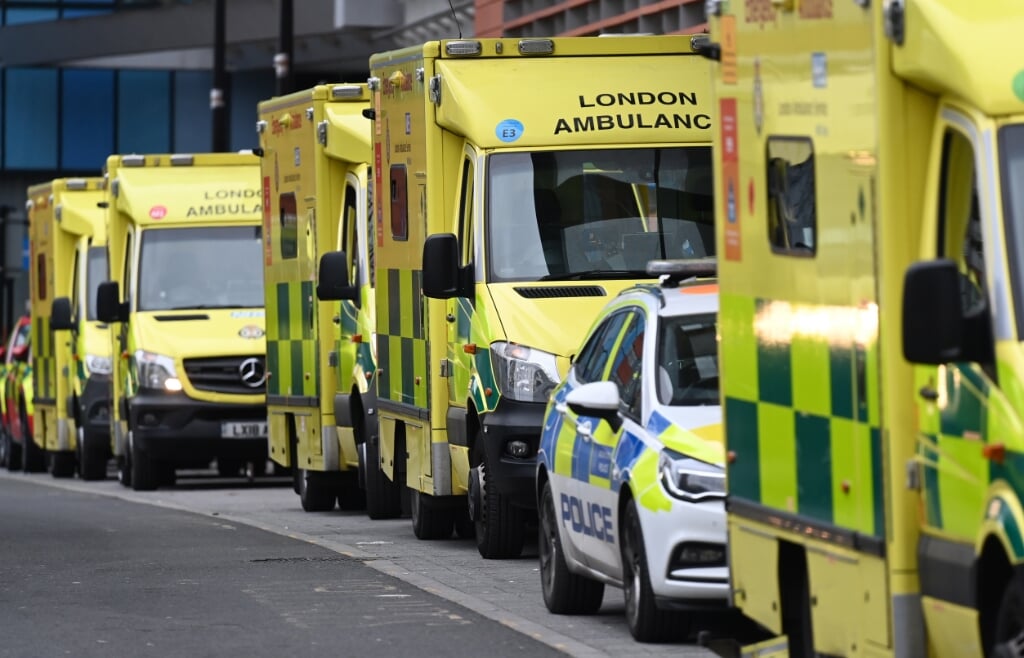 2022-01-06 13:18:30 epa09669707 Ambulances outside the Royal London hospital in London, Britain, 06 January 2022.  Pressure is building on NHS hospitals across the UK as Omicron cases and deaths continue to rise. While many NHS trusts are reporting critical incidents due to the impact from Omicron, both in staff shortages and Covid cases, Britain continues to average close to two hundred thousand Covid-19 daily.  EPA/ANDY RAIN